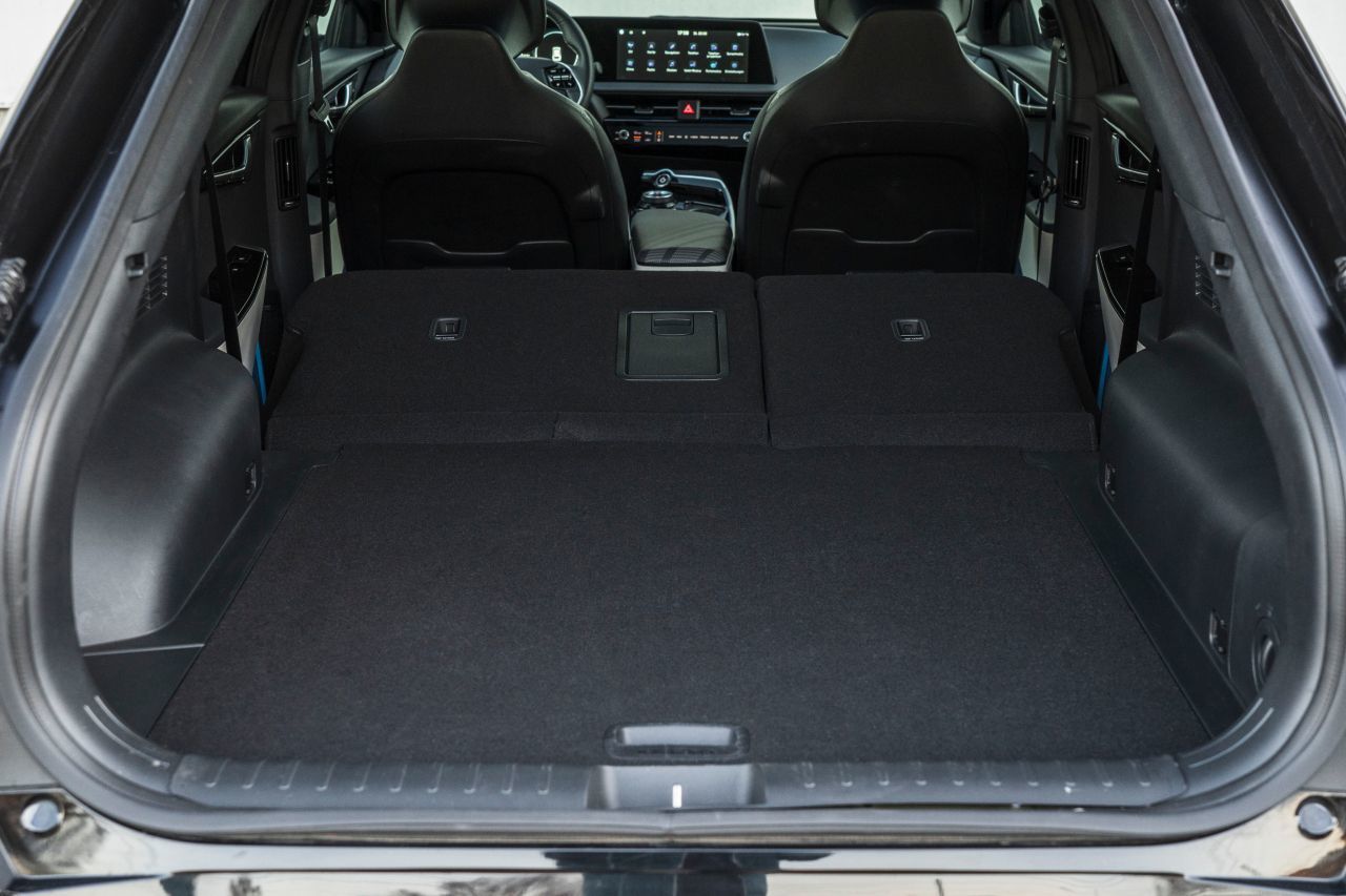 Beim Maximalvolumen den Kombis oder SUVs seiner Größenklasse unterlegen – schaut aber mit der niedrigeren Dachlinie aber auch besser aus.