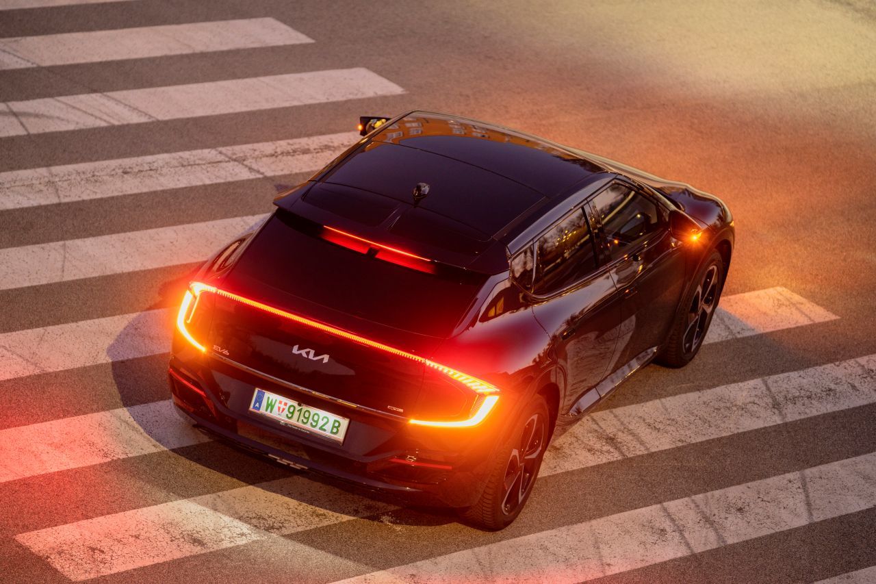 Fazit von Motorprofis-Tester Fabian Steiner: „Der EV6 ist eine Designshow irgendwo zwischen Tesla und Lamborghini, die Beschleunigung ist mitunter spektakulär wie in der Prater-Achterbahn. Pragmatiker freuen sich aber über Premium-Komfort im Alltag, ausreichend Platz für die Familie, gute Praxis-Reichweiten zwischen 400 und Kilometern sowie kurze Ladezeiten durch die 800-Volt-Technik.