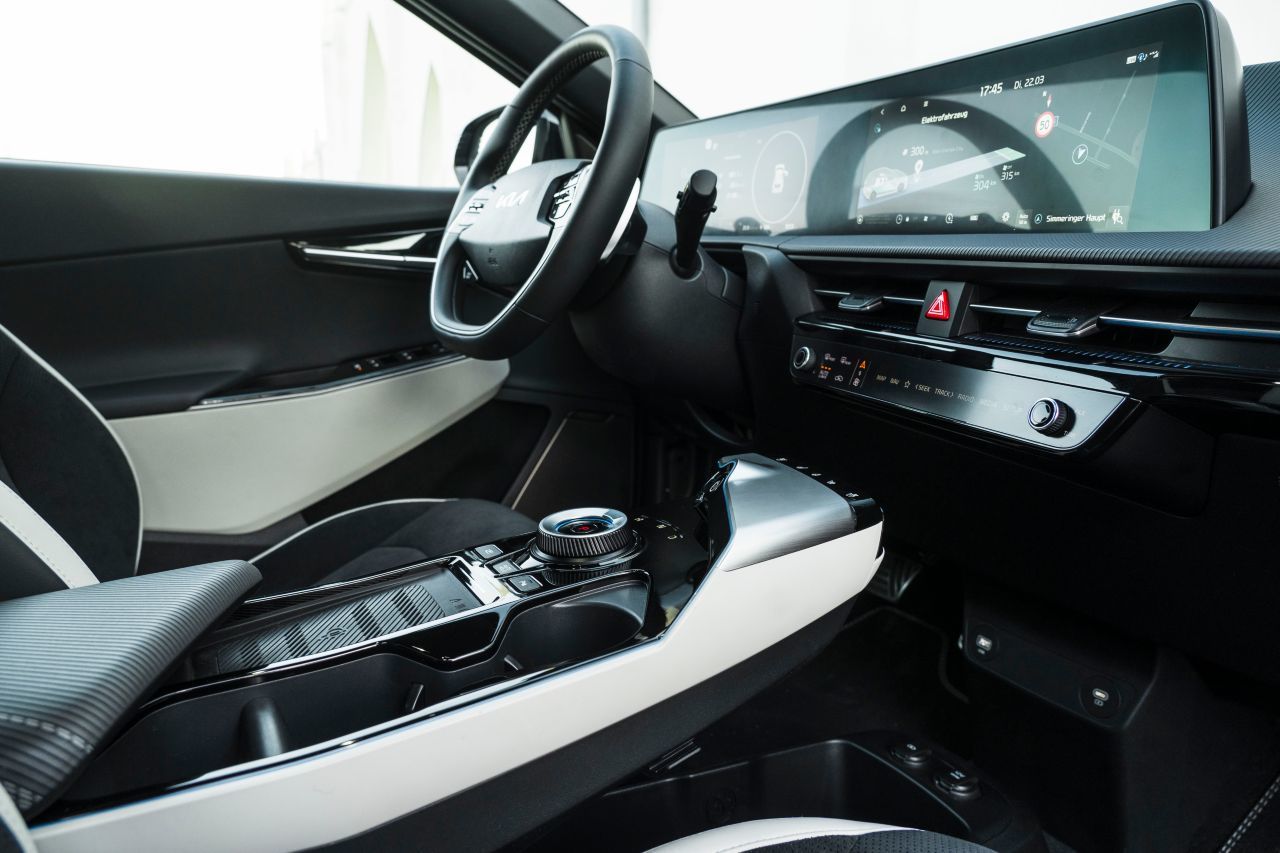 Lenkradfernbedienung und Touchscreen nehmen die übliche Benutzerfreundlichkeit von Kia in den EV6 mit. Auch Sprachsteuerung funktioniert bestens.