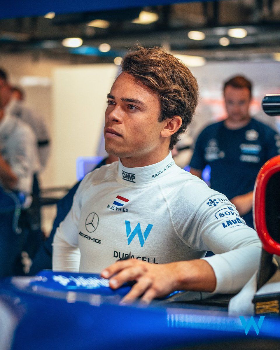Normalerweise verbringt er die Formel-1-Rennen in der Mercedes-Box, direkt neben Toto Wolff und Mercedes-Pressesprecher Bradley Lord. Doch seit Samstag in Monza ist Nyck de Vries in der Williams-Box wie zu Hause.