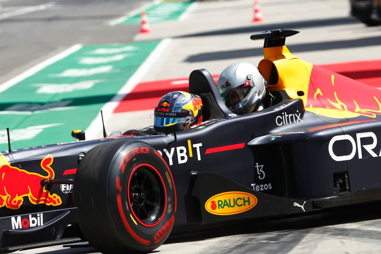 Eine Top-Attraktion am Lausitzring: Patrick Friesacher mit dem Red-Bull-Formel1-Doppelsitzer.