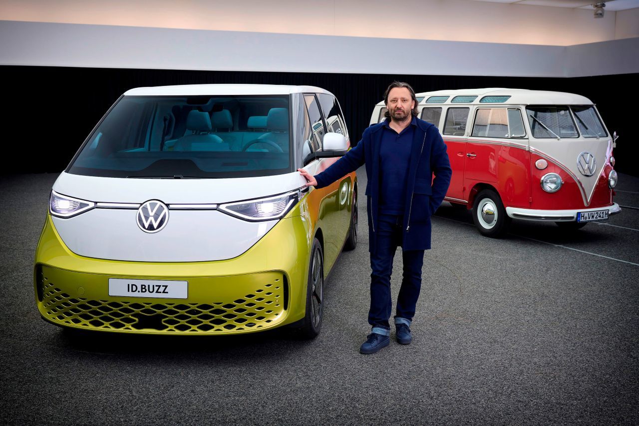 Damals wie heute ein äußerst freundliches Auto: VW-Designchef Jozef Kaban mit VW Bus / Buzz. Auch bei den Charakteren der Star Wars Serie „Obi-Wan Kenobi