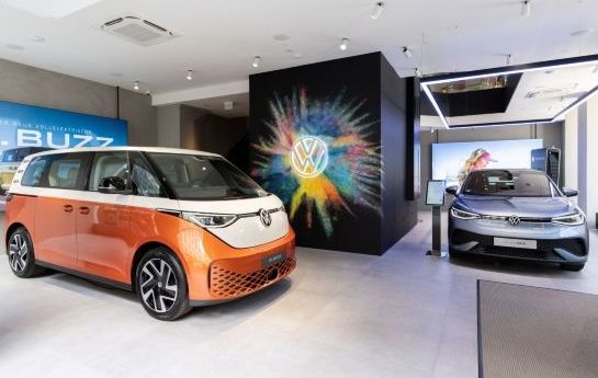 VW hat einen Pop-up-Store in der Fußgängerzone der Wiener Innenstadt eröffnet. - Autos in der Kärntner Straße