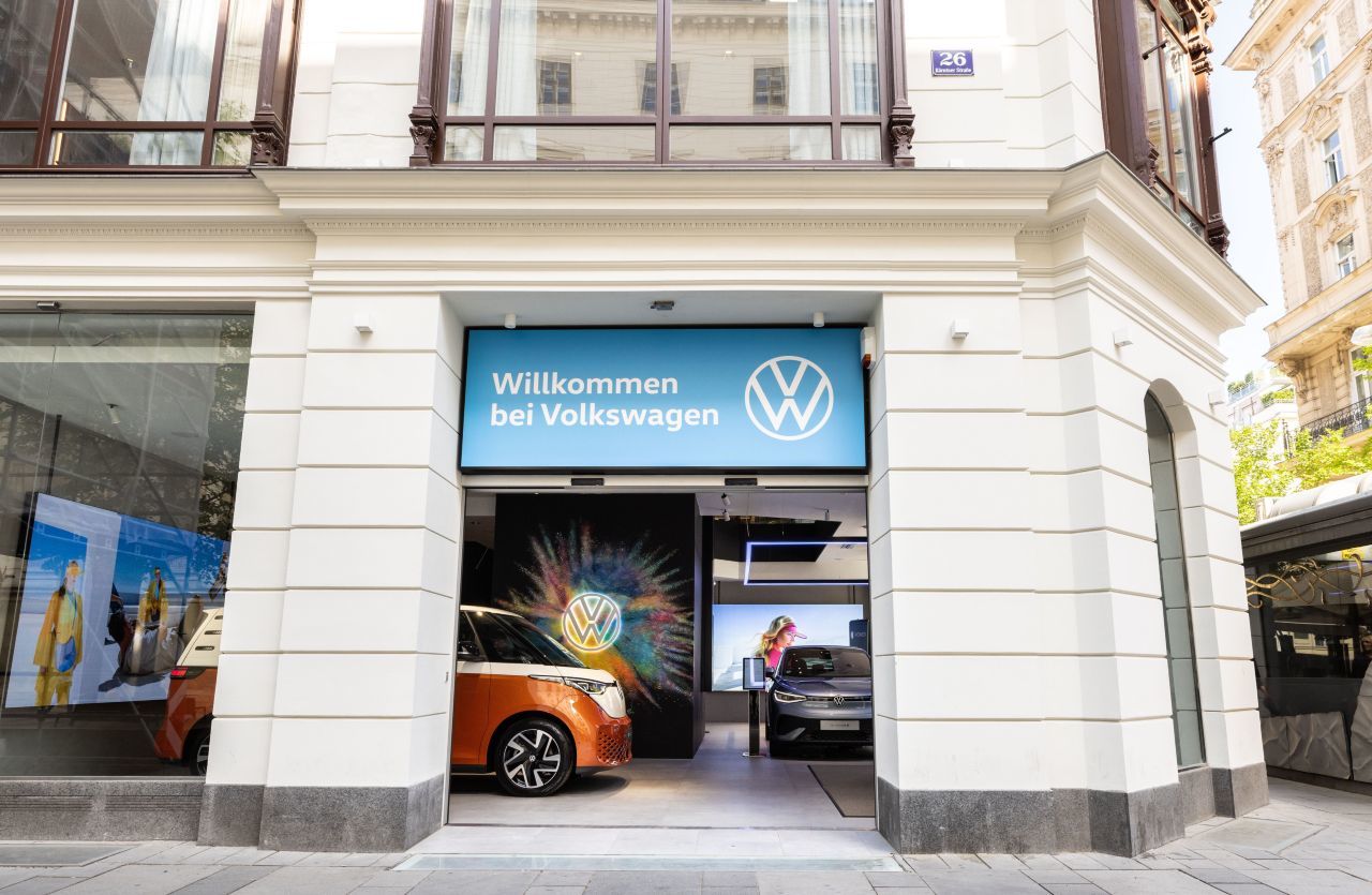 Dialog- und Kompetenzzentrum für Elektromobilität in der Kärntner Straße 26 – aktuell bespielt mit einem VW Pop-up-Store.