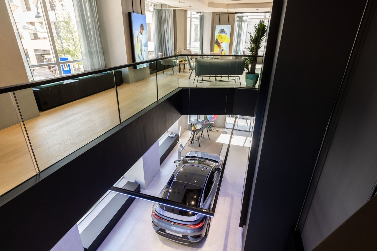 VW hat den Store mit nachhaltigen Materialien schick gestaltet.