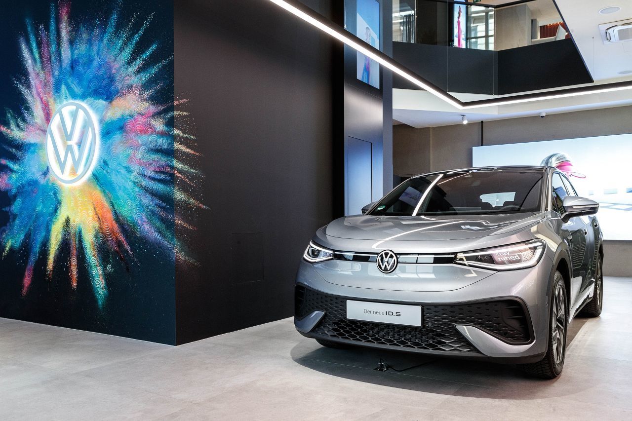 Der ID.5 im VW City Store: Die schnittige Dachlinie macht ihn zum SUV-Coupé, ohne dass Design und Nutzwert ernsthaft in Konflikt geraten.