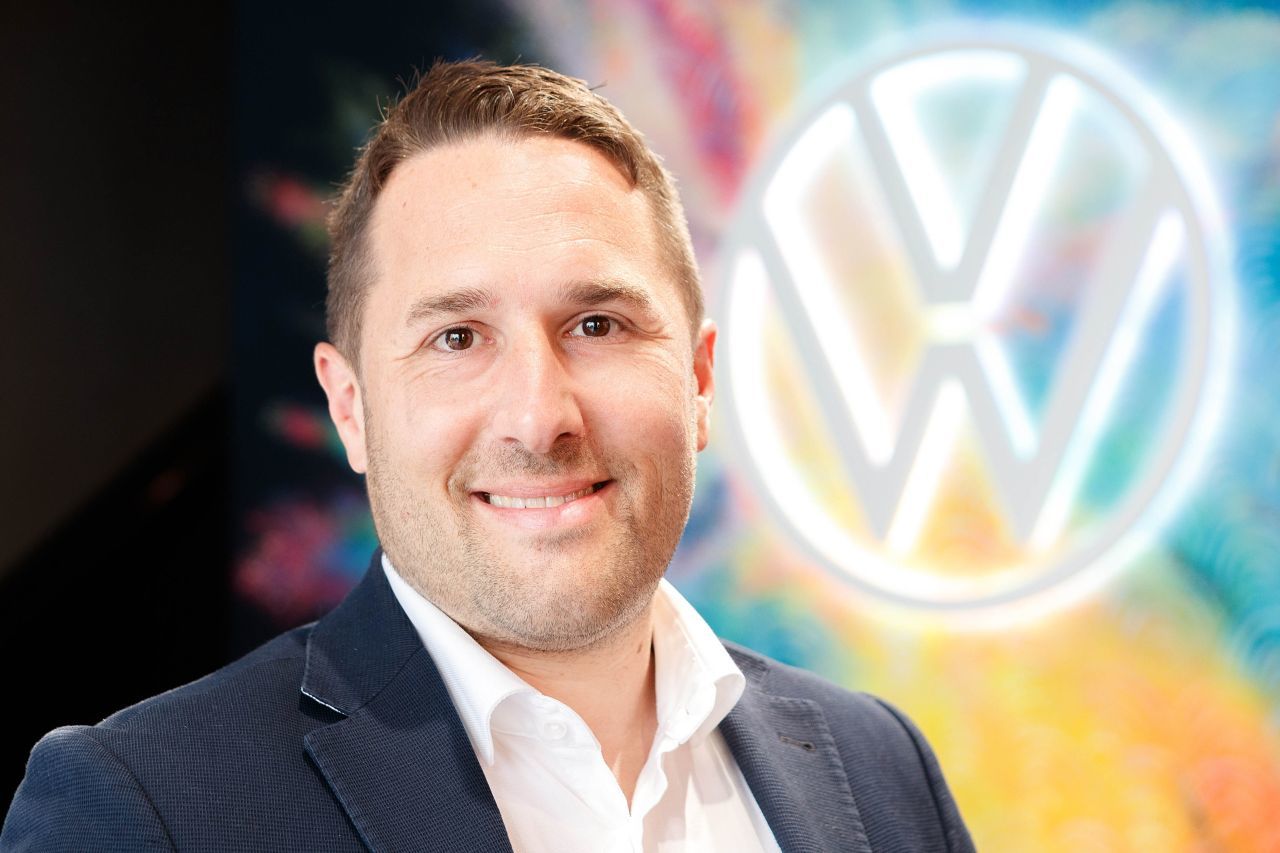 VW-Markenleiter Thomas Herndl über den Volkswagen City Store: „Wir zeigen mit den neusten Modell-Zugängen den aktuellen Entwicklungsstand und erklären alles, was der Besucher über das Thema Ladeinfrastruktur wissen muss“.