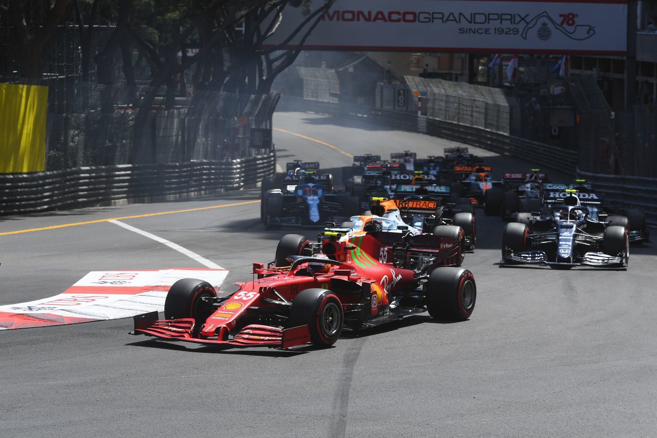 Action total: Die Formel 1 fährt in Monte Carlo. Charles Leclerc will zuhause endlich Glück haben, Carlos Sainz (hier im Bild mit der Nummer 55) endlich den Anschluss an seinen Teamkollegen finden.