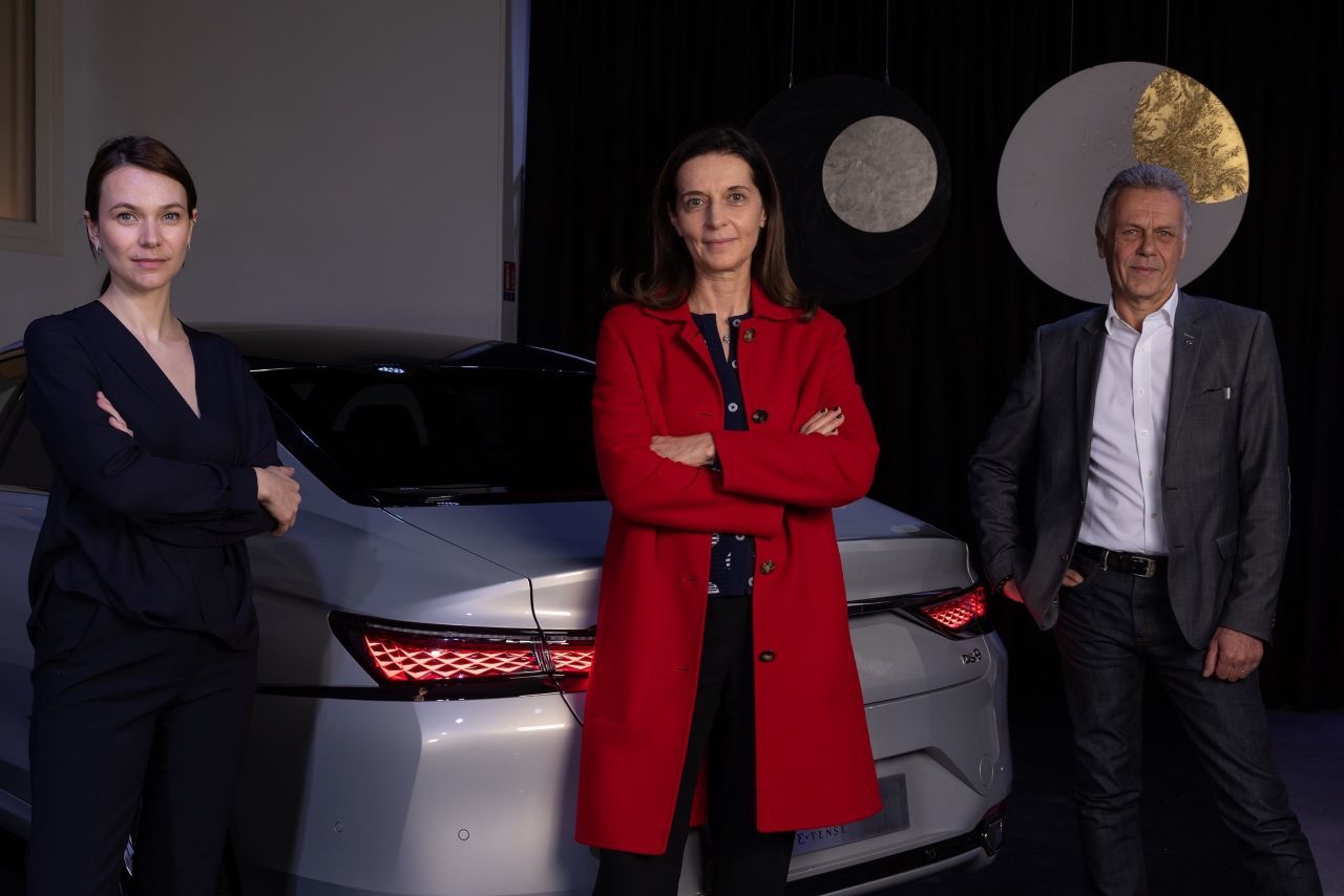 Betrice Foucher (in der Mitte, mit Künstlerin Anne Lopez und DS-Designer Thierry Metroz): „Die Autos die wir 2024 auf den Markt bringen …