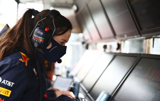 GERALD ENZINGER ÜBER FRAUENPOWER - Hannah Schmitz:  Frauen an die Macht!