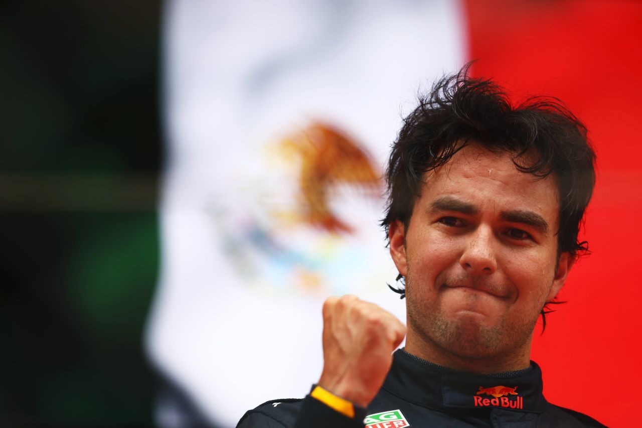 Sergio Perez freut sich über seinen dritten Sieg in der Formel 1, und das beim Saisonhöhepunkt in Monte Carlo. Mexiko jubelt mit ihm.