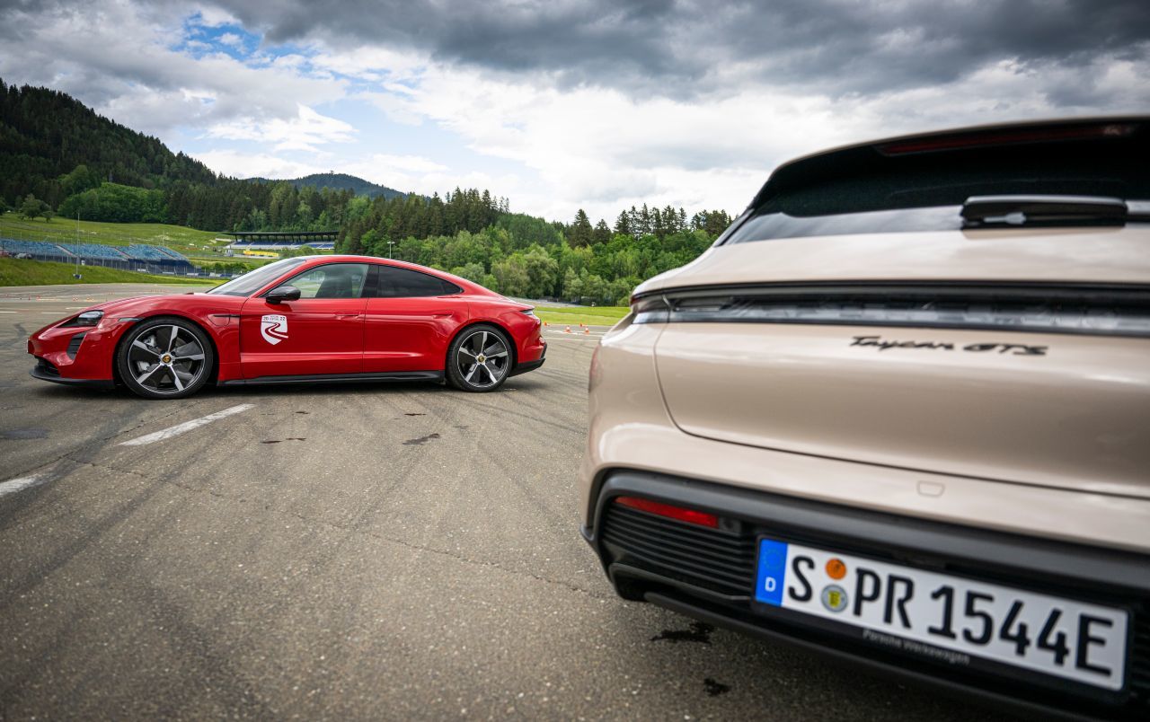 Taycan-Fazit von Motorprofis-Tester Fabian Steiner: „Anders, aber immer noch eindeutig Porsche: Die Kombination aus wahnwitziger Beschleunigung …