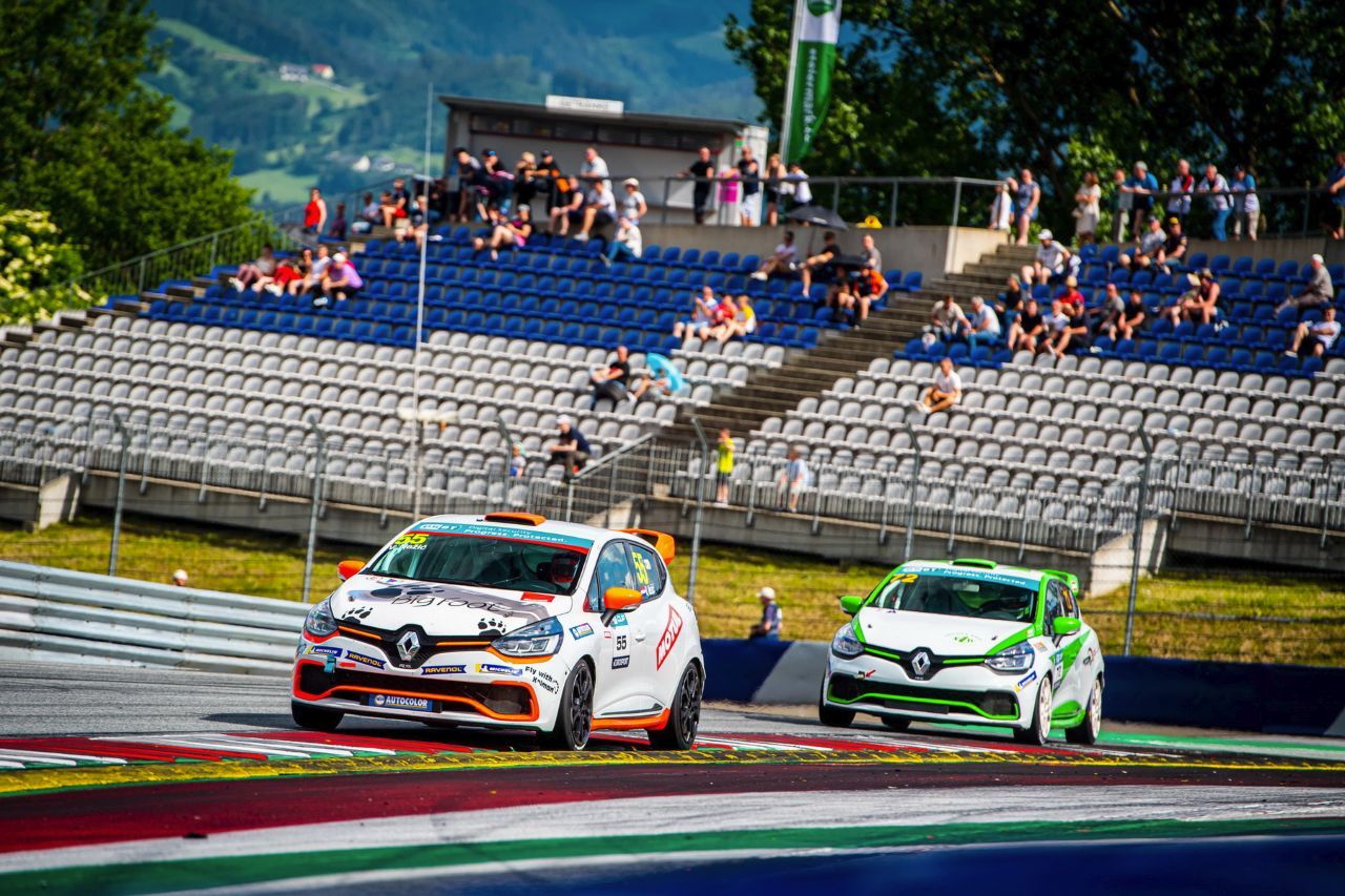 Action mit Clios: Der spätere Clio Cup Sieger Thomas Fischer (AUT) hier noch an zweiter Stelle