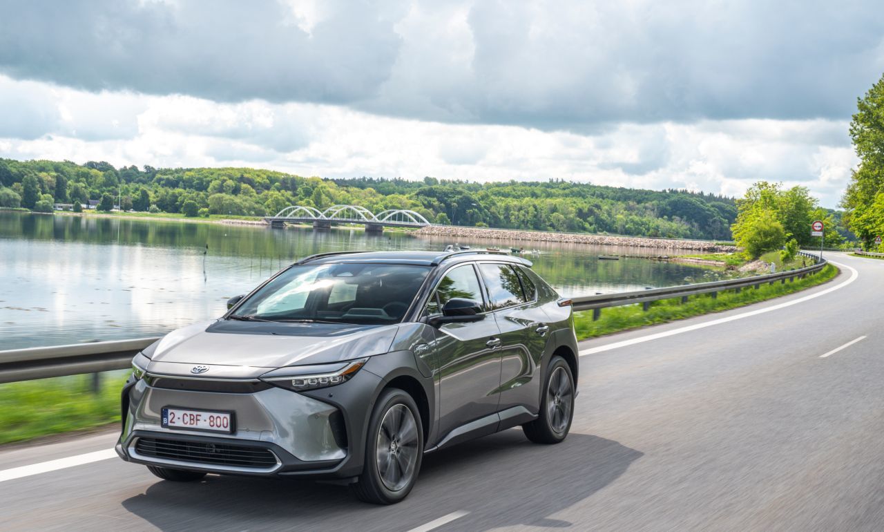 … die Stille, das gleichmäßige Beschleunigen und das angenehme Bremsen – lässt das erste Toyota-Elektroauto erstaunlich ausgereift wirken.