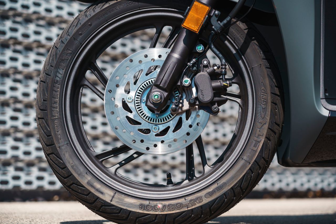 16-Zoll-Räder sind für die Roller-Welt schon recht beachtlich.