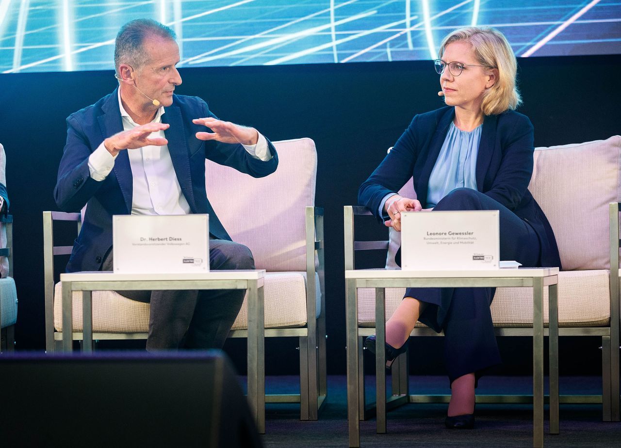 Dr. Herbert Diess (CEO Volkswagen) im Gespräch mit Leonore Gewessler (Österreichische Bundesministerin für Klimaschutz, Umwelt, Energie & Mobilität).