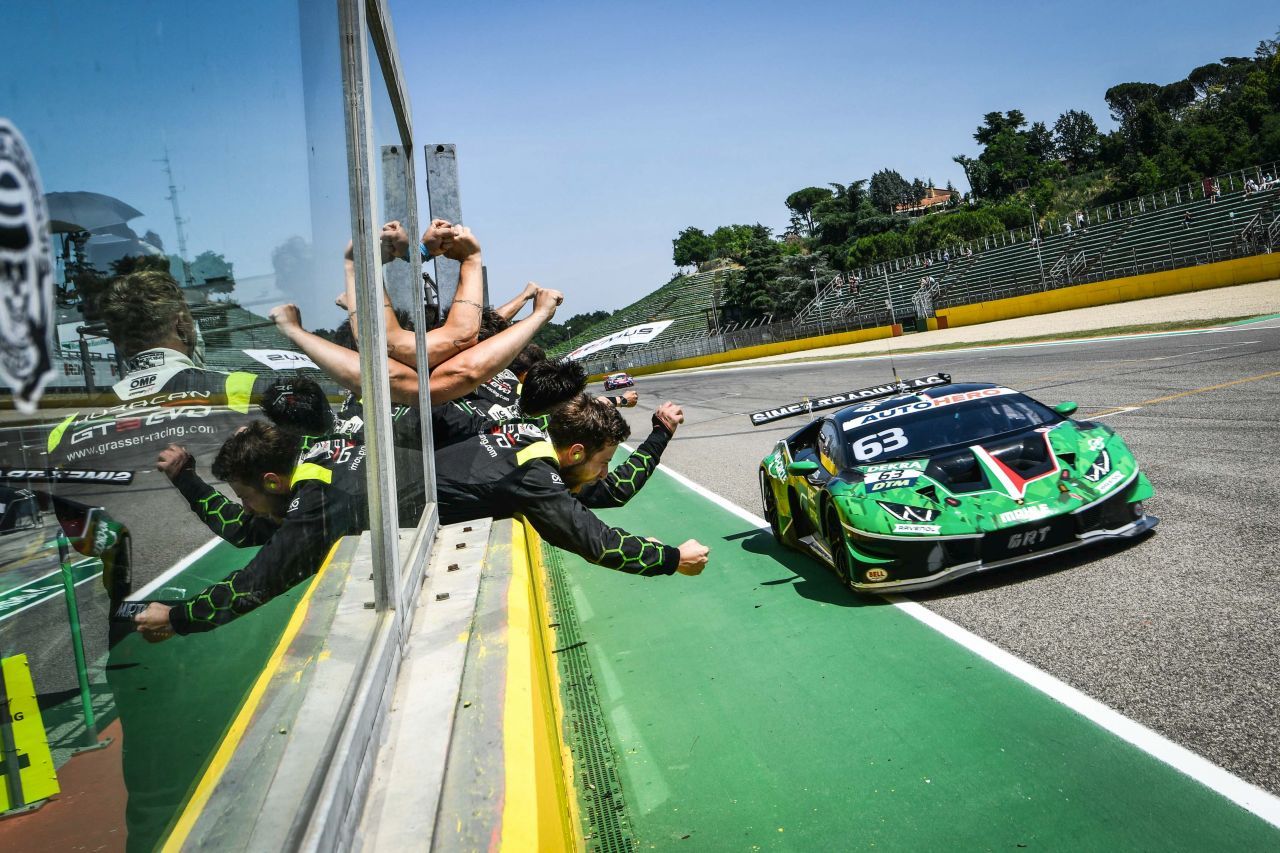 Seine Podiumfahrt von P16 auf 3 in Imola ist jetzt schon Legende. Nun betritt Mirko Bortolotti – man glaubt es kaum – am Norising Neuland.