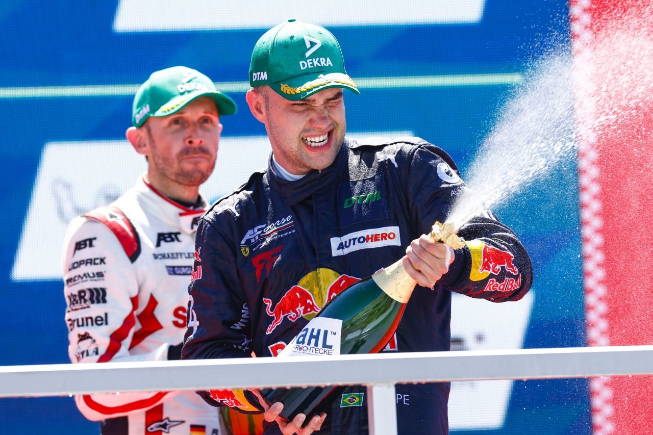 Red-Bull-Jungstar Frage ist der dritte Rookie-Sieger in der DTM in Serie. Rene Rast, DTM-Ikone, ist mit Platz 3 gut im Titelrennen.