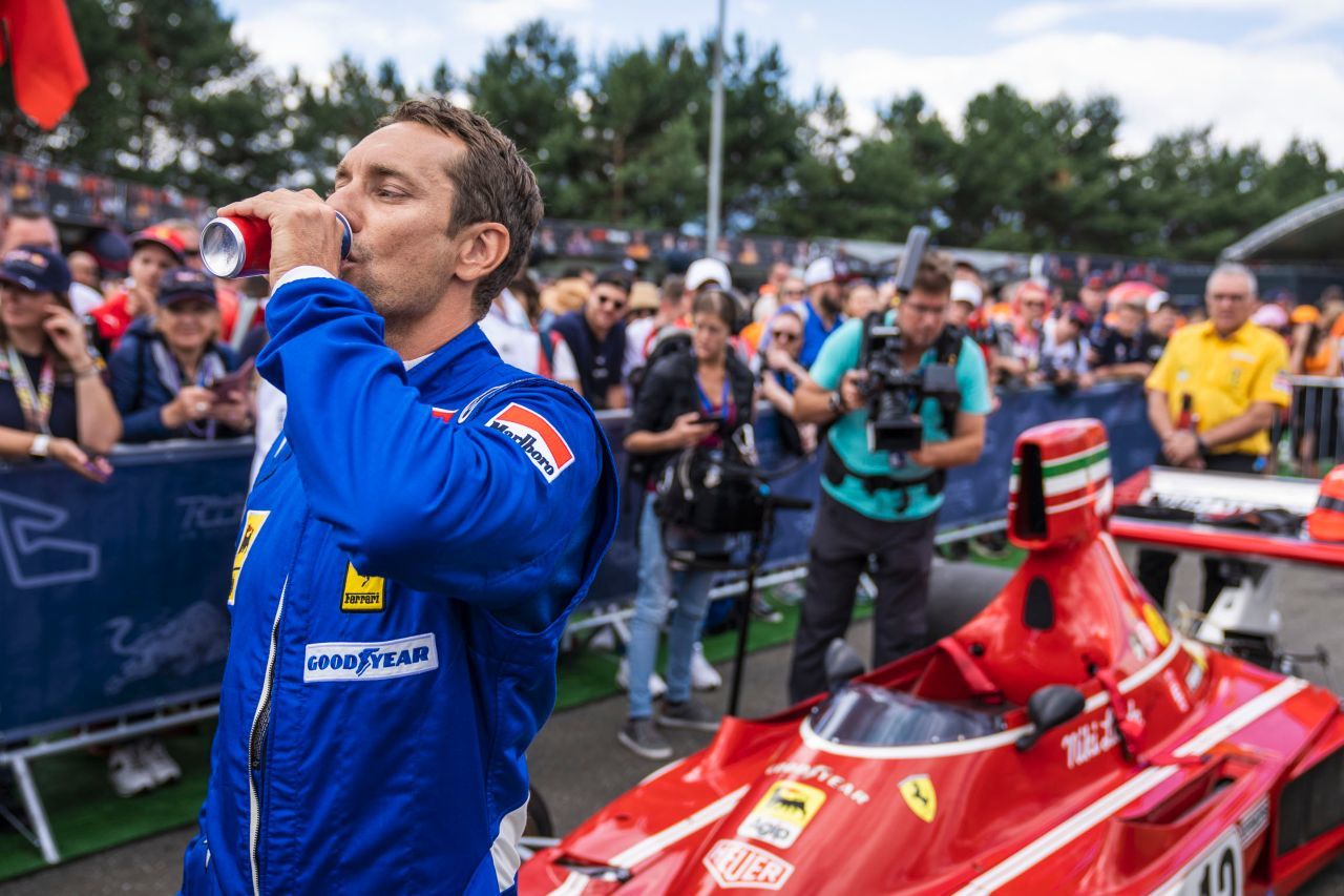Offensichtlich neuer Overall, legendäres Auto: Mathias Lauda, Ferrari. Der ServusTV-Experte war sichtlich gerührt von diesem Erlebnis.
