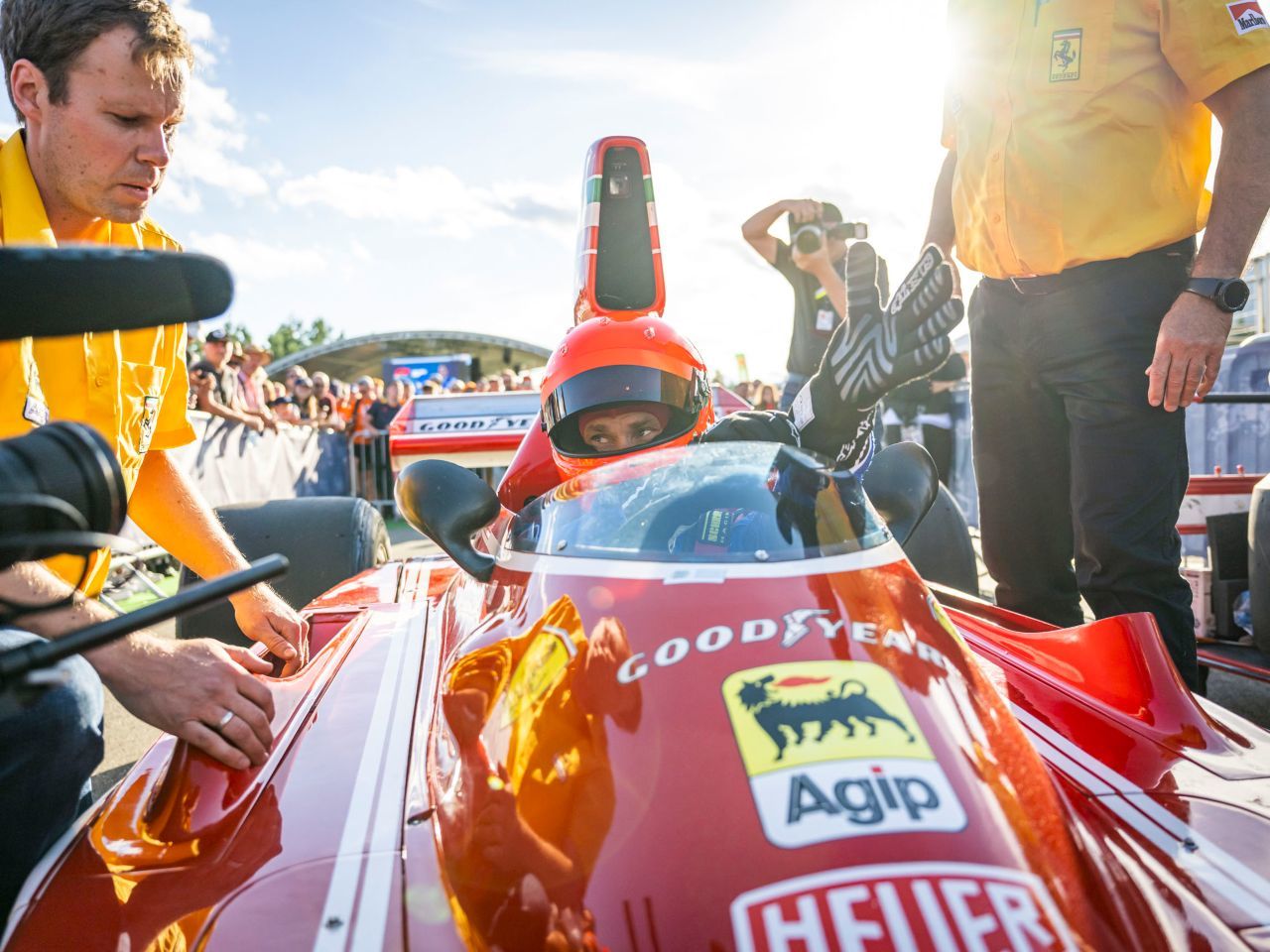 Das Auto, das die meisten Menschen berührte: Der Ferrari von Niki Lauda, im Legenden-Rennen pilotiert von seinem Sohn Mathias Lauda.