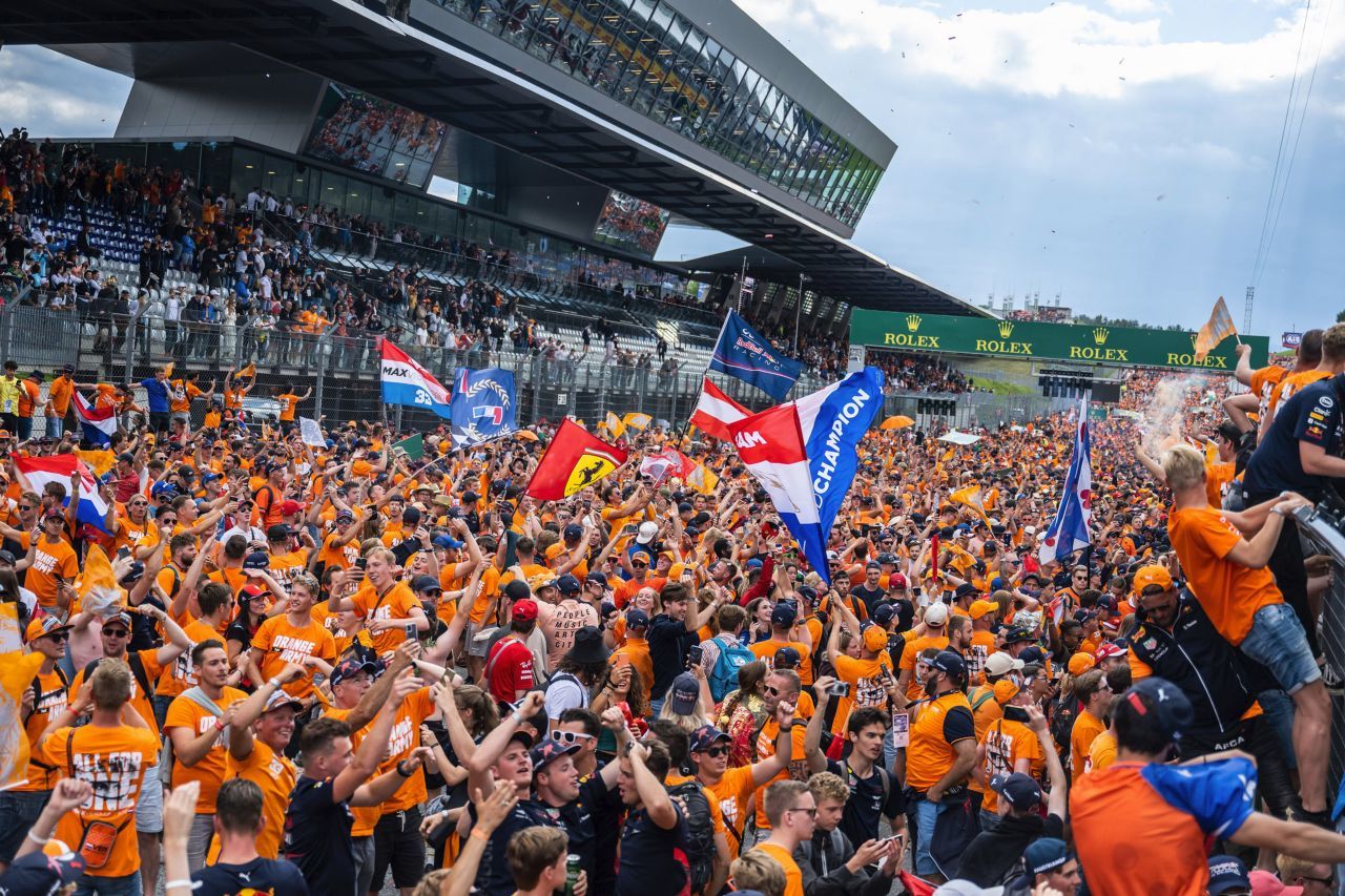 Die holländischen Fans zelebrierten trotzdem den schon traditionellen Gang zur Siegerehrung am Red Bull Ring.