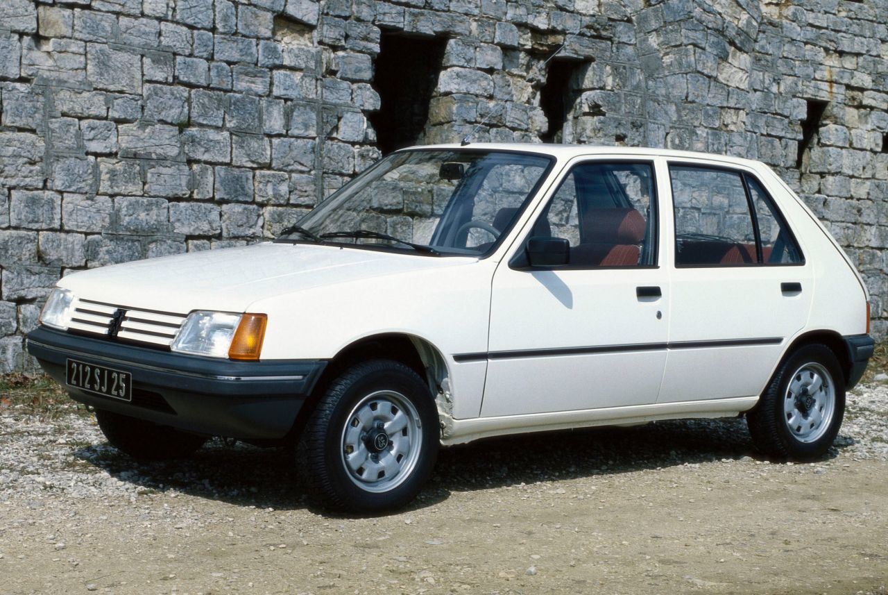 Peugeot 205 SR von 1984: In einem rot lackierten Modell hat die Präsidentengattin Bernadette Chirac bei den Franzosen viel Eindruck hinterlassen.