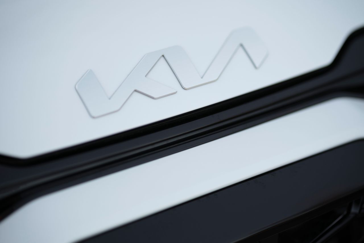 Neues Kia-Logo, repräsentativ für das Upgrade von Auto und Marke.