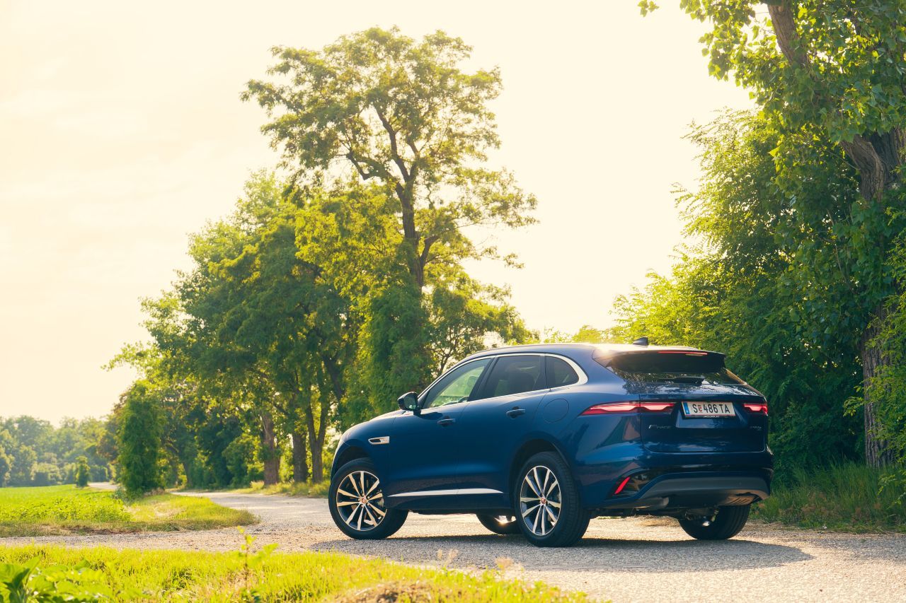 Fazit von Motorprofis-Tester Fabian Steiner: „Der neue Plug-in-Hybrid ist die preislich ideale Variante – das Auto wird zwar schwerer, beschleunigt aber höchst dynamisch und ermöglicht zudem vollelektrische Alltagsfahrten. Weltklasse ist die „new britishness“ des F-Pace-Innenraums mit modernem Design, edler Materialqualität und überall eingestreuten Technik-Gadgets. Nach dem Update ist der Brite in voller Blüte.