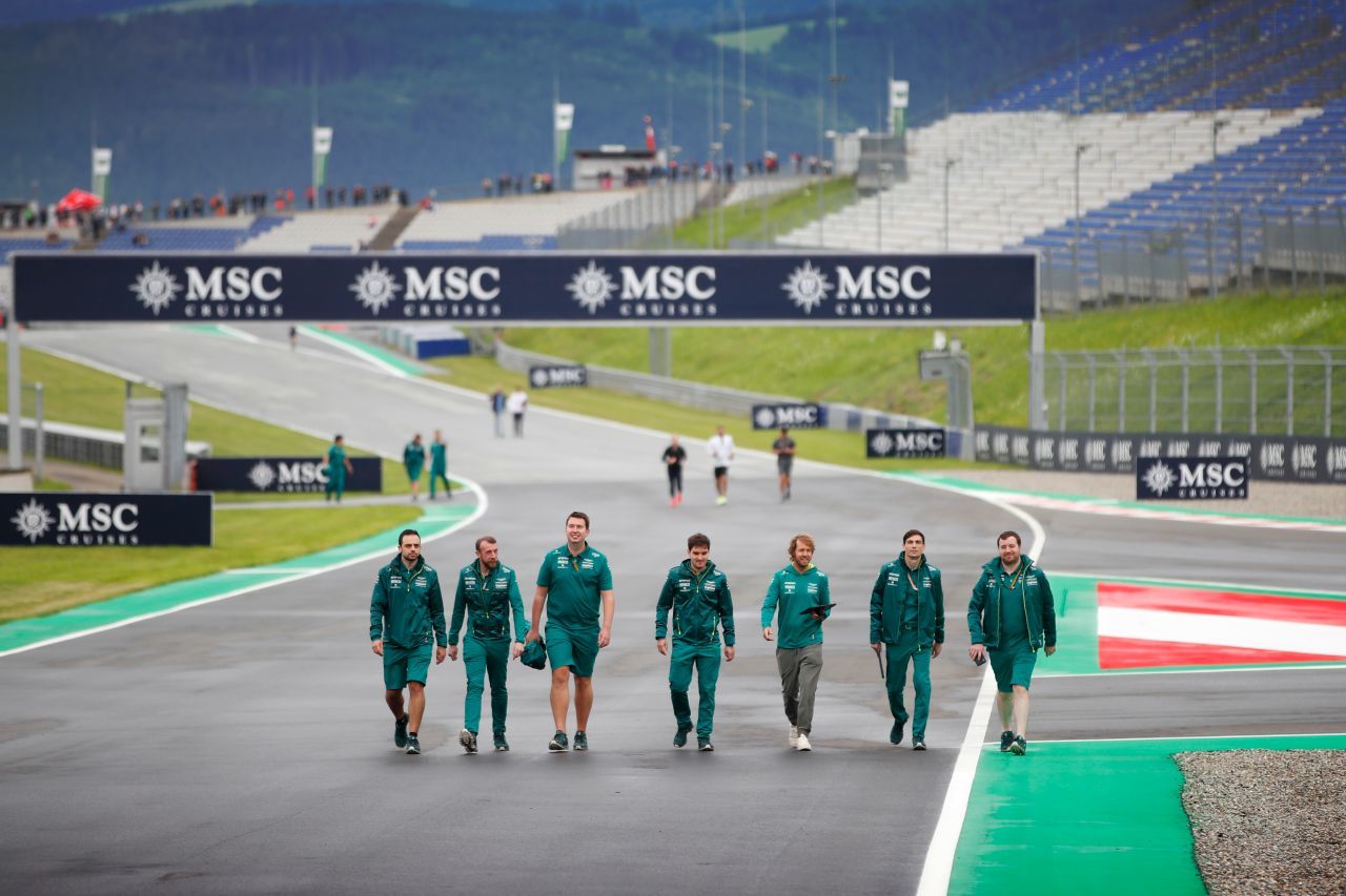 Team-Player: Bei Aston Martin hätte man Vettel gerne noch einige Jahre im Team gesehen.