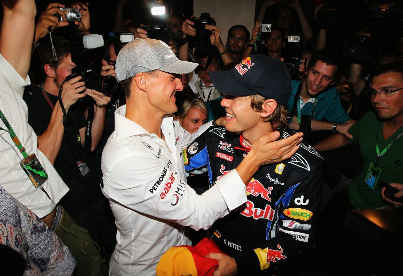 Sebastian Vettel am 15. November 2010: der Moment der Machtübernahme. Michael Schumacher gratuliert ihm zu seinem ersten Weltmeistertitel. Erst Jahre später, 2014, wird der junge Mann aus Heppenheim entthront werden.
