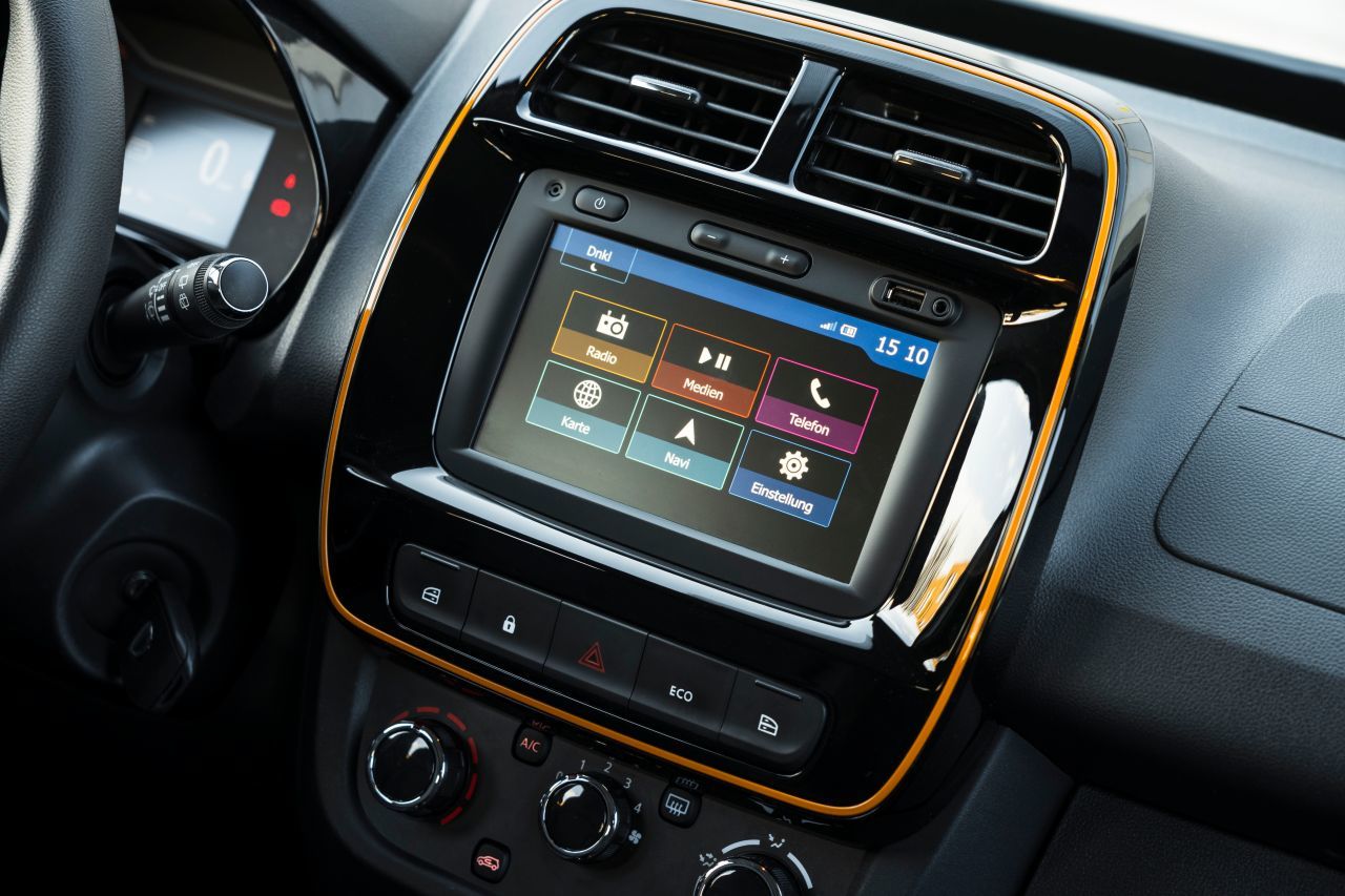 Das 7-Zoll-Multimediasystem ist übersichtlich und klar in den Bedienschritten. Mit Apple Carplay, Android Auto, und einem eigenen Navi dazu.