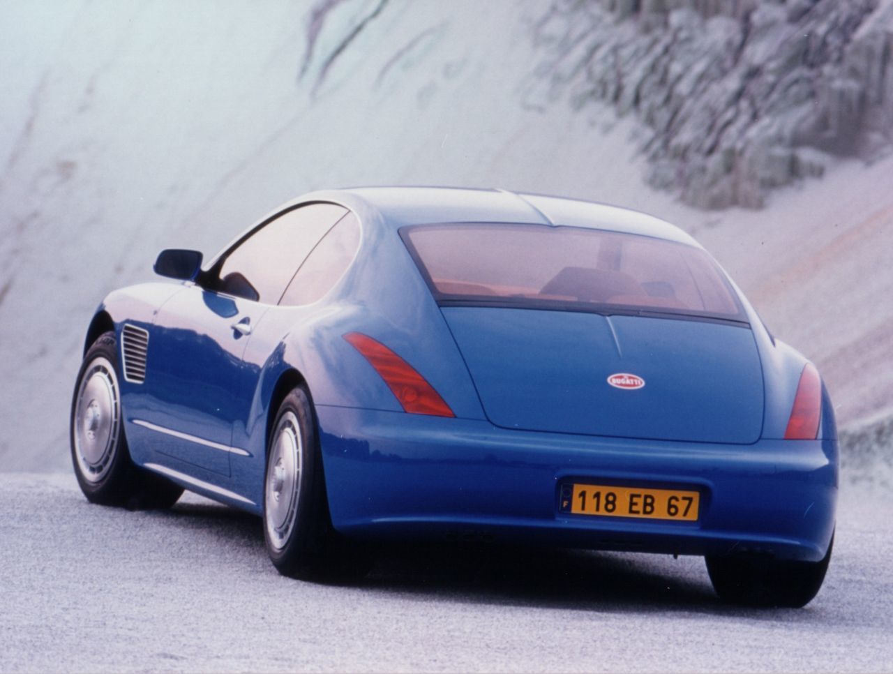 Die ersten Bugatti-Studien der neuen Ära, hier der EB 118 von 1998,  gehen noch in Richtung Luxus-Coupé und -Limousine.