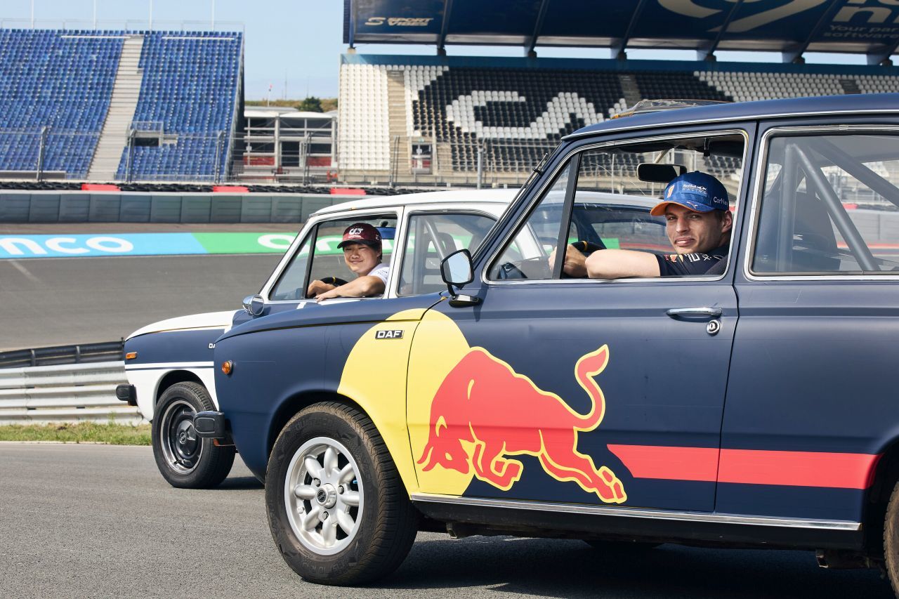 Der Showdown: Yuki Tsunoda und Max Verstappen trafen sich in Zandvoort zum etwas anderen Wettrennen.