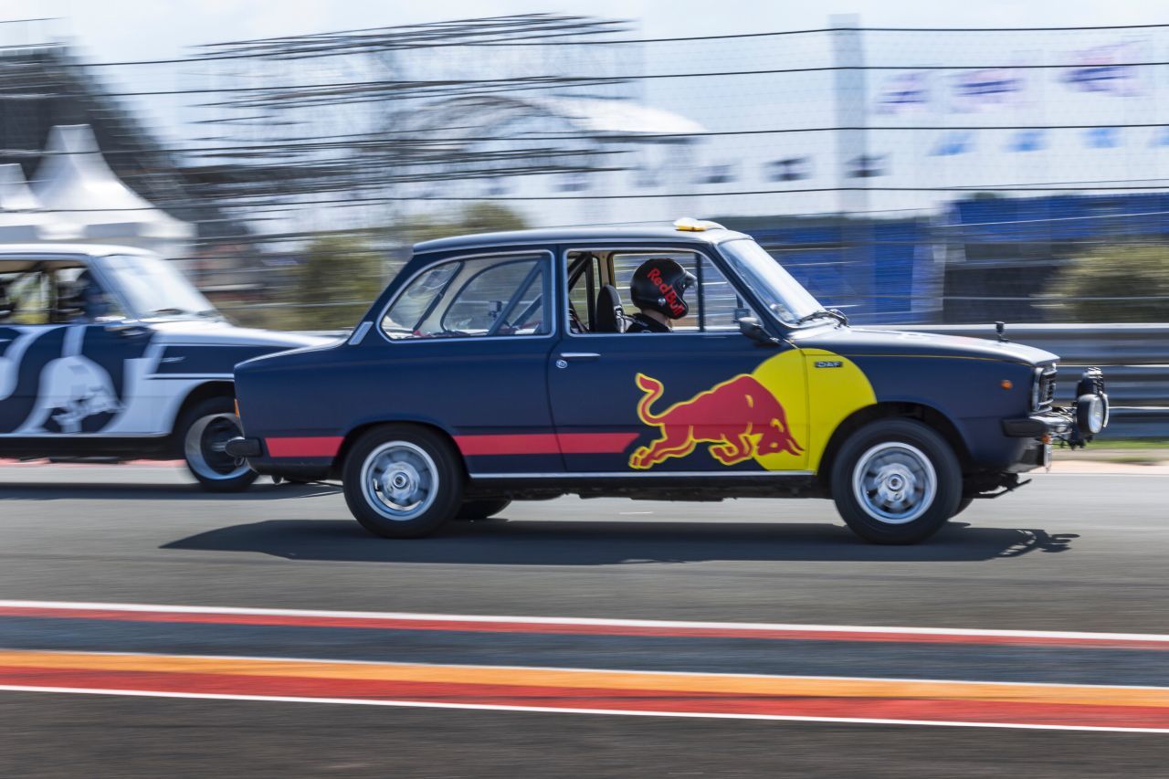 Max Verstappen – ein weltmeisterlicher Chauffeur für einen in die Jahre gekommenen DAF.