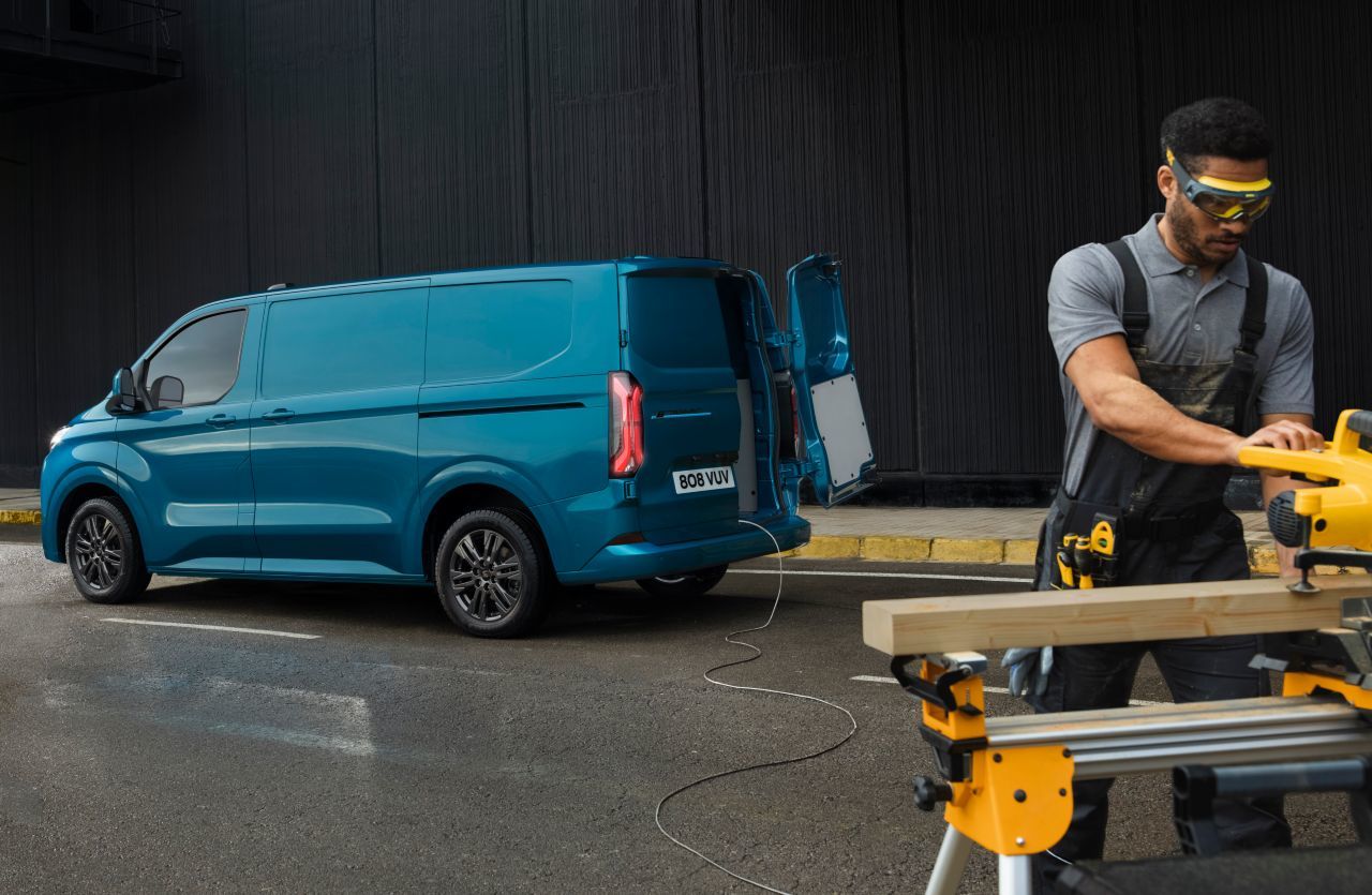 Für den Handwerker-Einsatz besonders praktisch: Der 220 Volt-Anschluss, mit dem die Hochvolt-Batterie mit zu 2,3 kW angezapft werden kann.