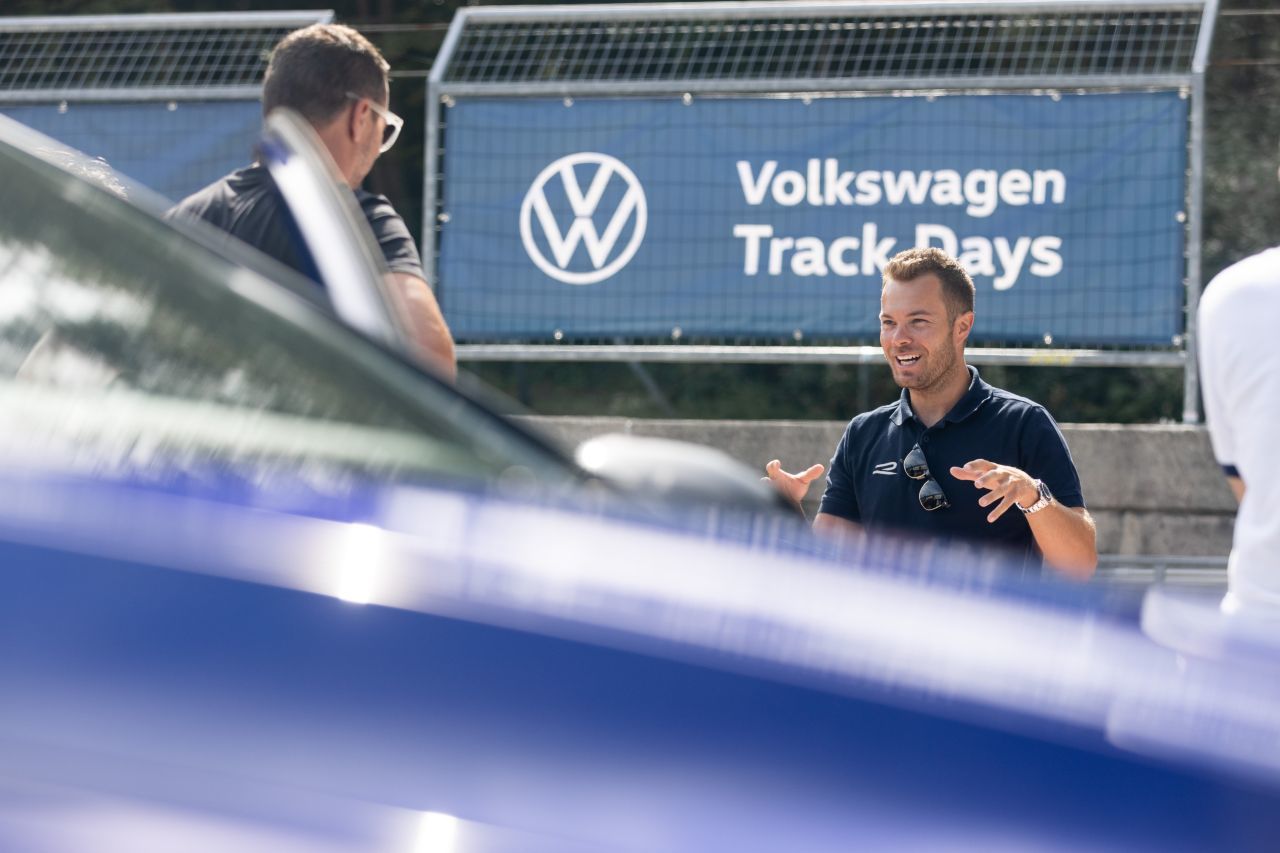 Erst das Briefing, dann die Action: Technik-Wissen und Ring-Praxis werden am Beginn des VW Track-Days vermittelt.