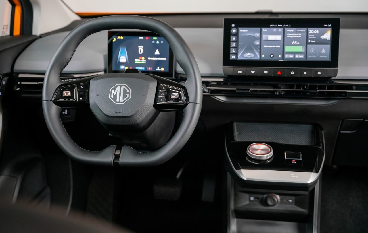 Zwei freistehende Bildschirme: Ein 7,0-Zoll-Kombiinstrument vor dem Fahrer und ein 10,25-Zoll-Touchscreen in der Mitte des schlanken Armaturenbretts.