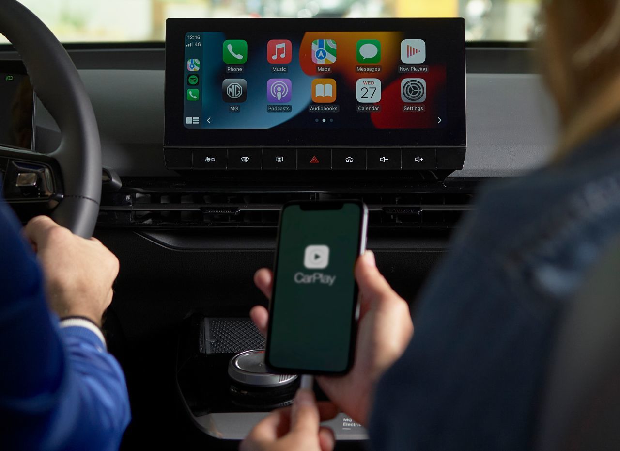 Android Auto und Apple Carplay verbinden ohne Kabel, für das integrierte Navigationssystem ist Echtzeit-Routenführung verfügbar.