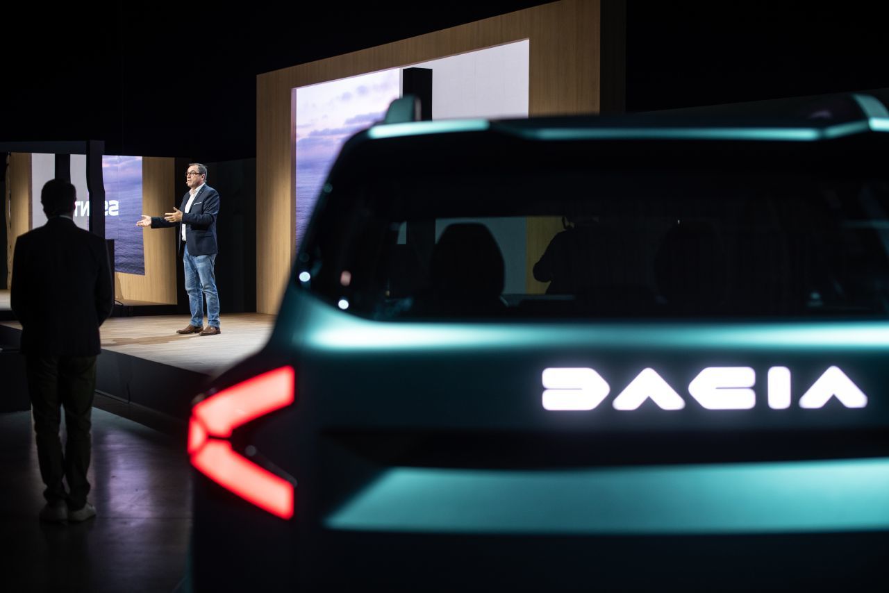 Dacia-CEO Denis le Vot: „Die Elektrifizierung verwandelt Autos in Luxus. Der Zugang zur Mobilität wied für viele Menschen eine Herausforderung.