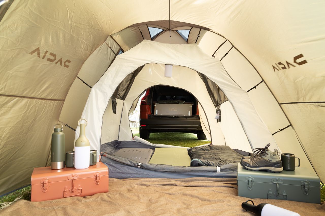 … ein direkt mit dem Fahrzeug verbundenes Zelt für bis zu vier Personen. Auch ein voll besetzter Dacia Jogger ist also bereit für Outdoor-Übernachtungen.