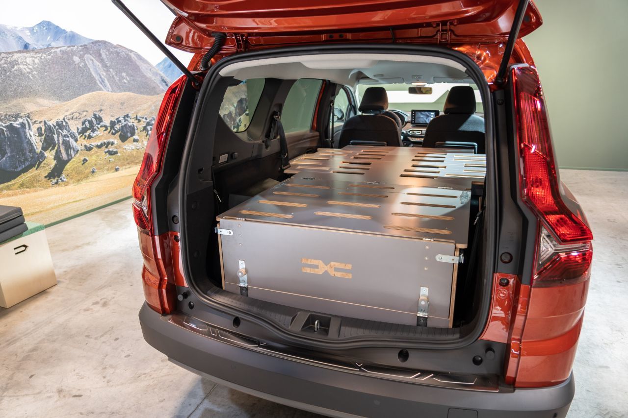 Campingbox macht Dacia Jogger zum mobilen Schlafzimmer