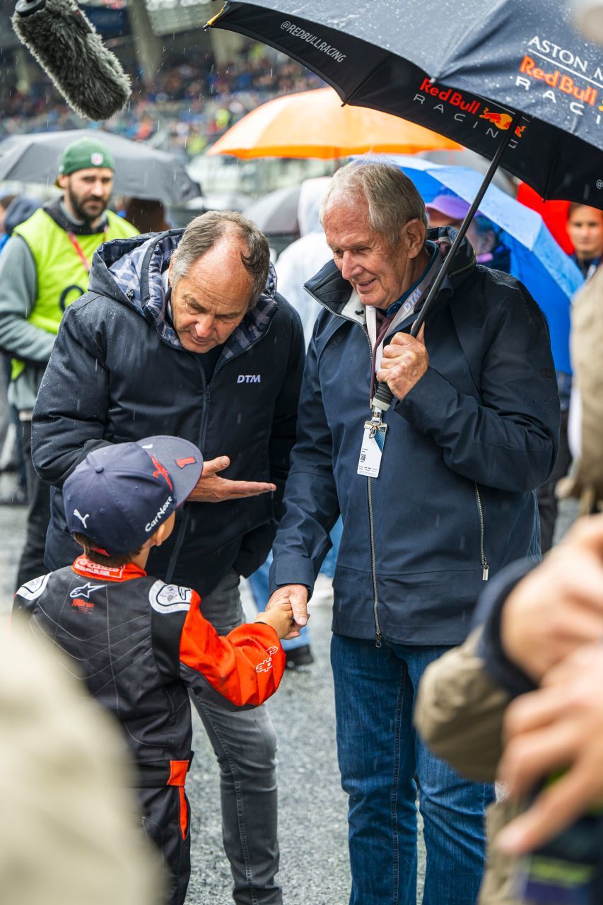 Gerhard Berger & Helmut Marko mit einem der vielen jungen DTM-Fans.