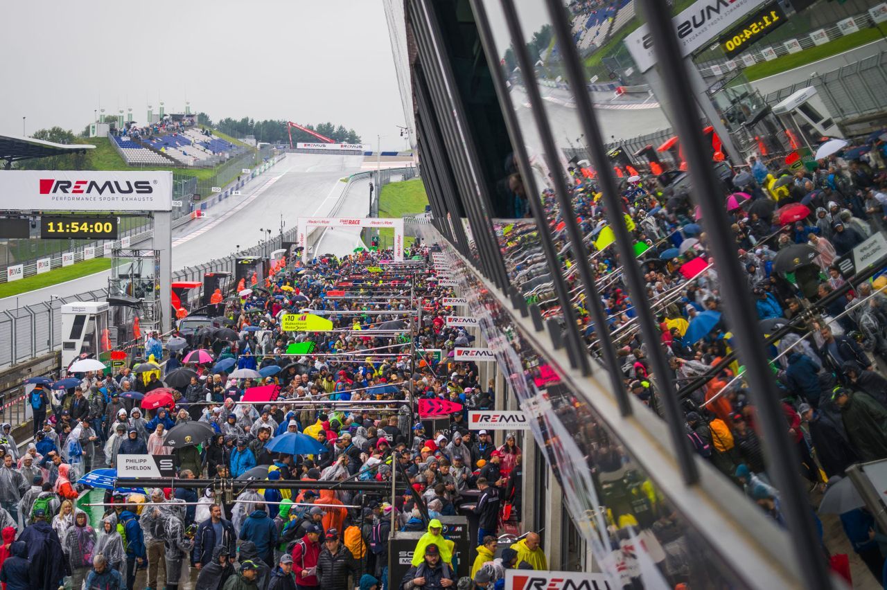 Die Fans lieben die DTM – und ihre Nähe zu den Stars und zu den Boliden.