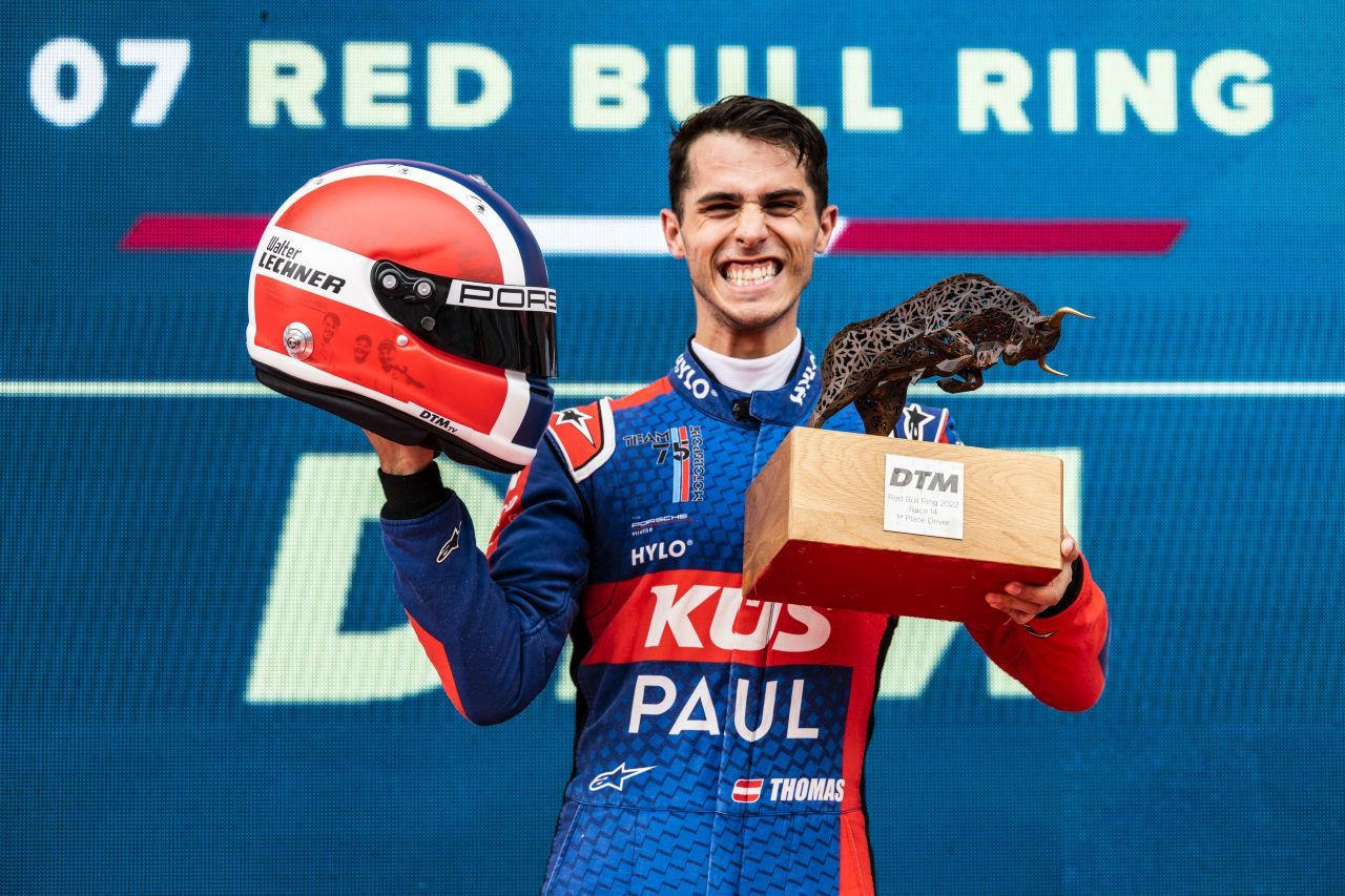 Ein Bild für die Ewigkeit: Thomas Preining gewinnt ein DTM-Rennen in Österreich mit dem Tribute-Helm für Walter Lechner.