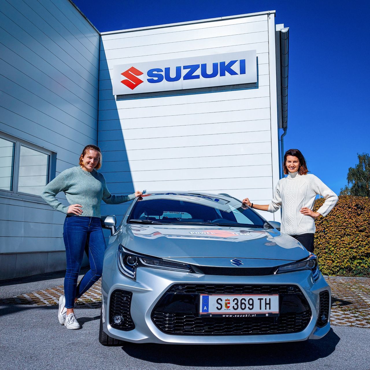 Kathi Schützenhöfer und Lena Plesiutschnig sind mit dem Suzuki unterwegs.