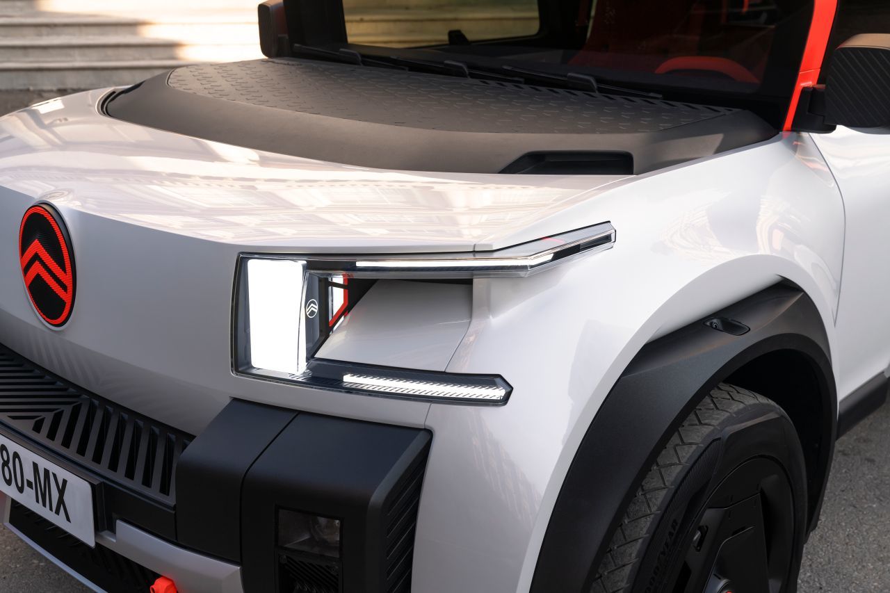 Das Scheinwerfer-Design deutet die künftige Lichtsignatur von Citroën an.