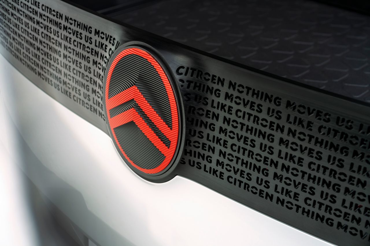 Zehntes Logo der Citroën-Geschichte: Das Oval mit integriertem Doppelwinkel erinnert an das erste Markenlogo von 1919.