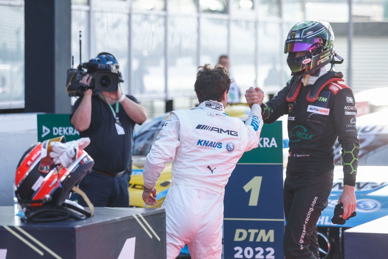 Kufstein und Wien am Quali-Podium: Bortolotti gratuliert Auer zur Pole Position in Hockenheim.