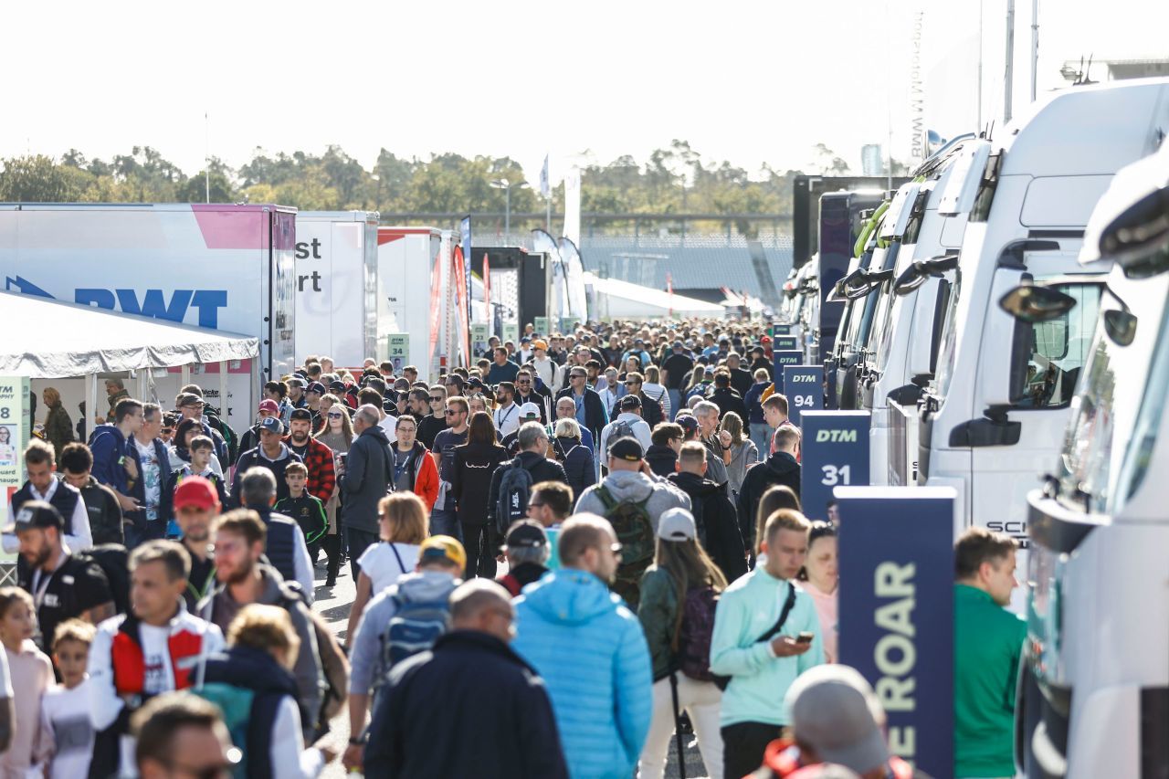 Zuschauermassen in Hockenheim beim Finale. Und mittendrin im Titelkampf: Auer, Bortolotti, Preining.