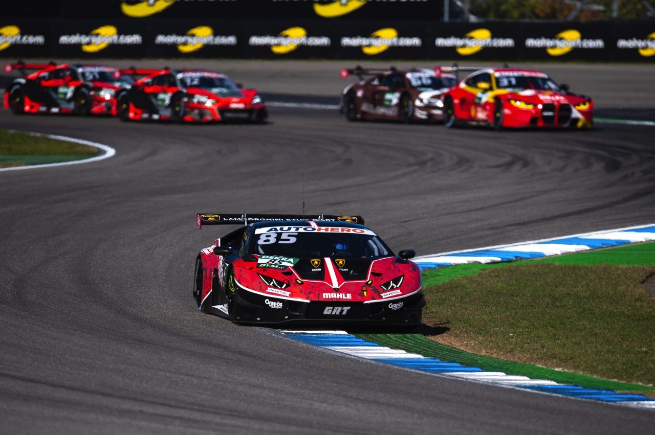 Clemens Schmid (Grasser Lamborghini) bot sein bestes DTM-Rennen, schied auf Platz 3 liegend aus – Wrackteile des Zweikampfs Rast vs. Wittmann wurden ihm zum Verhängnis.
